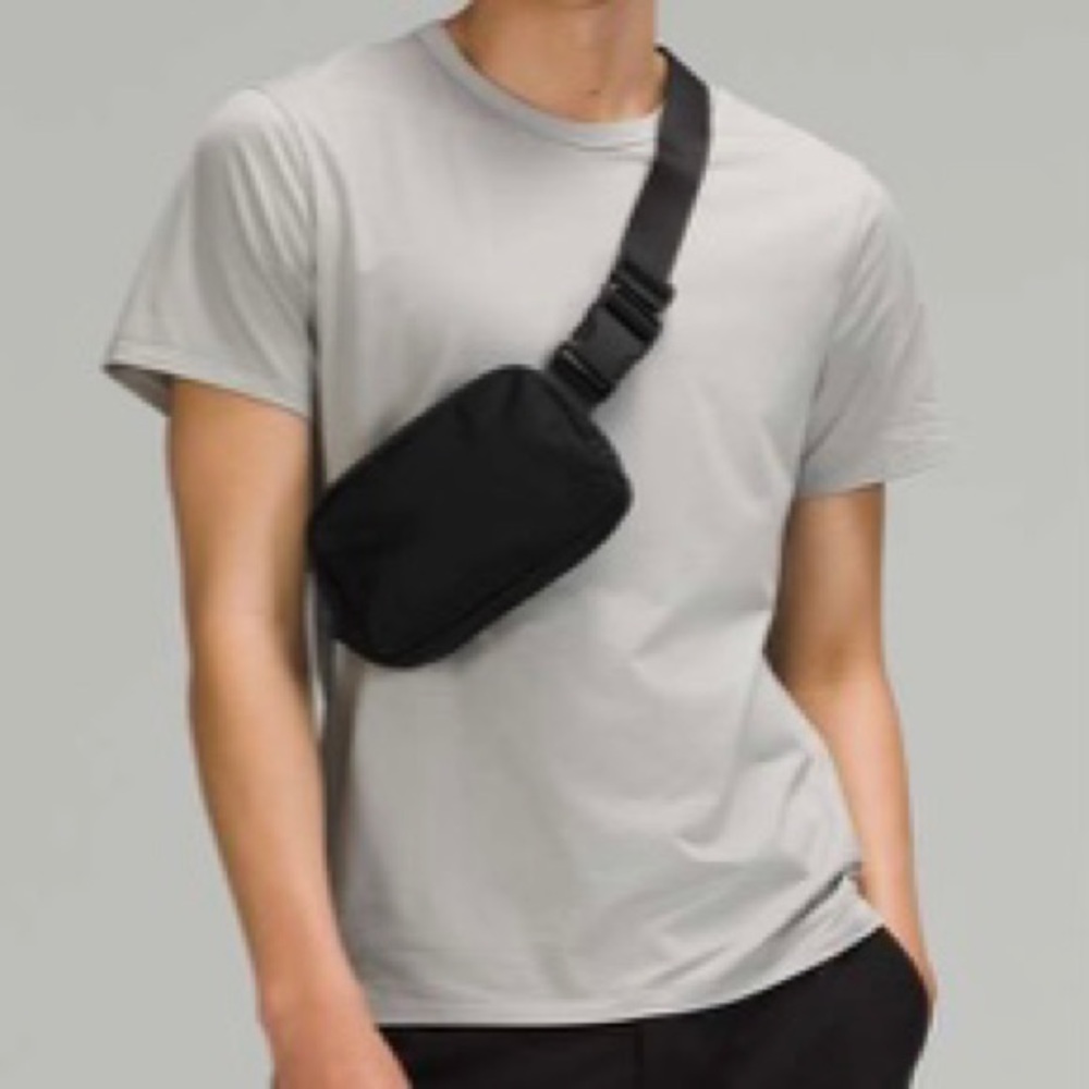 Lululemon Everywhere Belt Bag 1L Black Unisex NWT - Picture 2 of 14